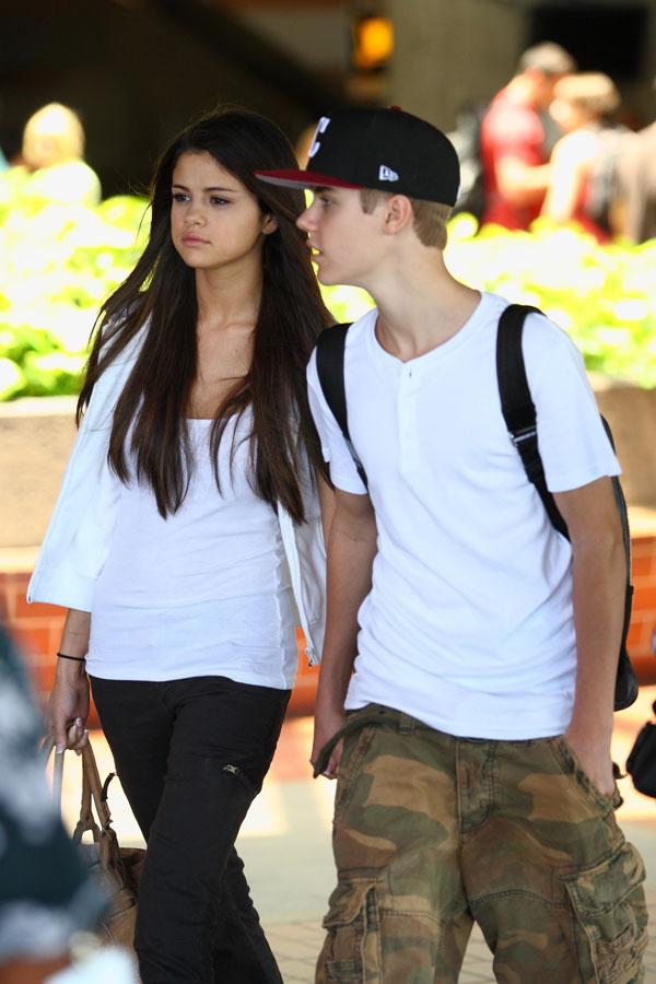 Justin Bieber and Selena Gomez arriving in Hawaii walking hand in hand.