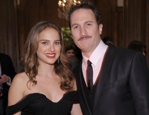 2011__03__Natalie_Portman_Darren_Aronofsky_March28newsnea 300&#215;233.jpg