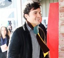 2010__01__Orlando_Bloom_Jan26_main 225×202.jpg