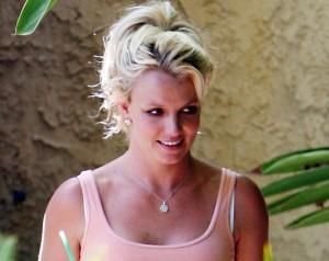 2010__08__Britney_Spears_Aug13_MAIN 300×238.jpg