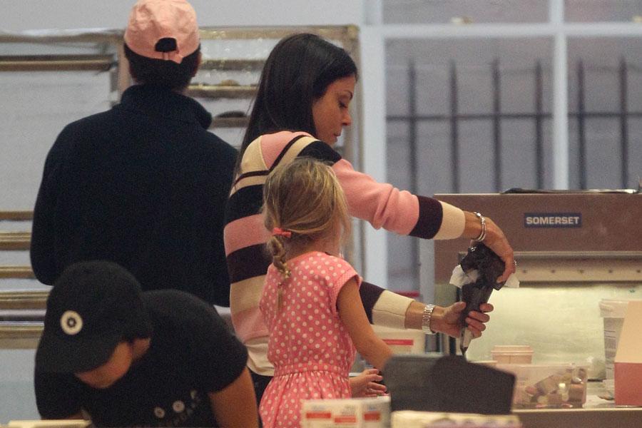 Bethenny frankel eating cupcakes daughter bryn 04