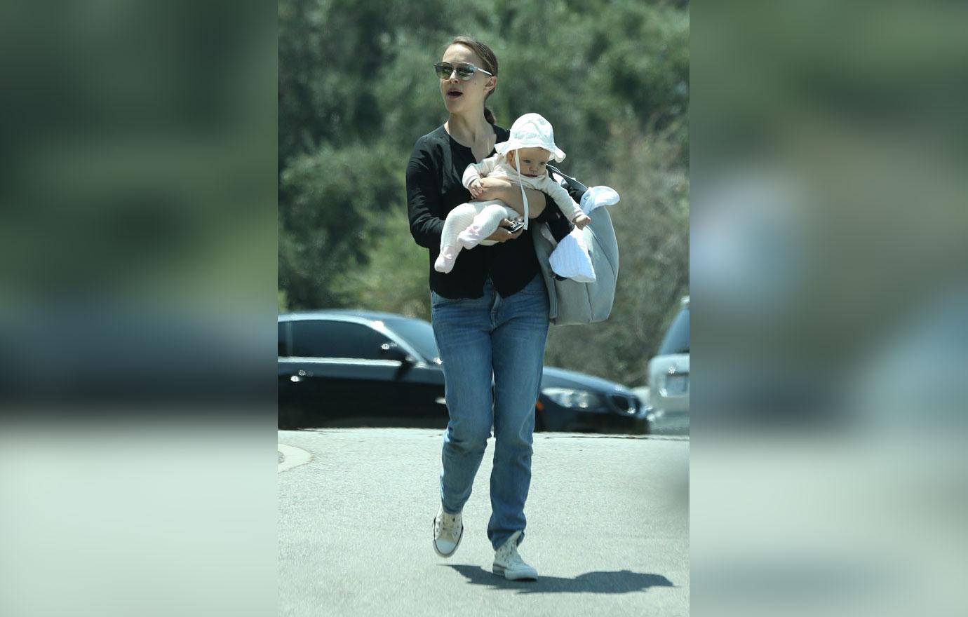 Natalie Portman Daughter Amalia Photos 03