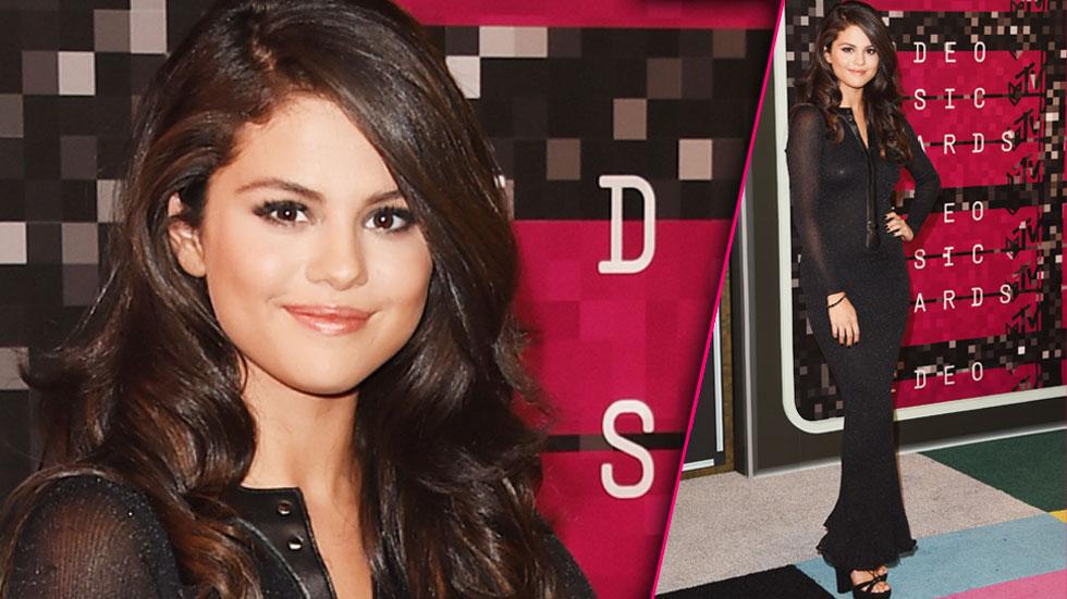 Selena Gomez Has A Wardrobe Malfunction At The 2015 MTV VMAs But Still