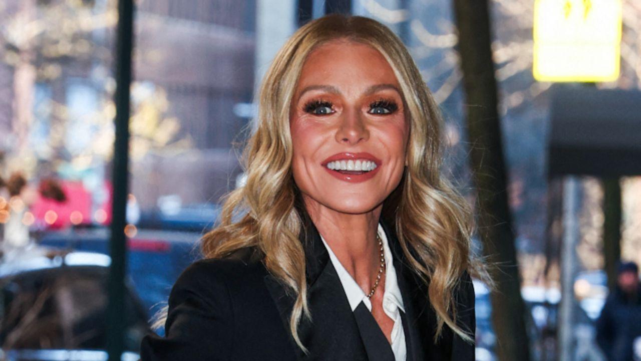 Image of Kelly Ripa claimed she held in her stomach for the whole shoot.