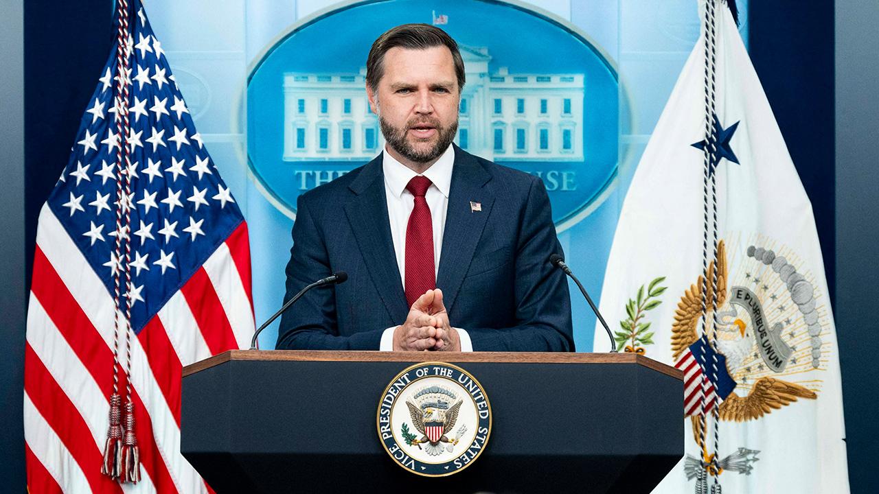 Image of J.D. Vance defended Vivek Ramaswamy's ad, saying critics were just 'whining' about it.