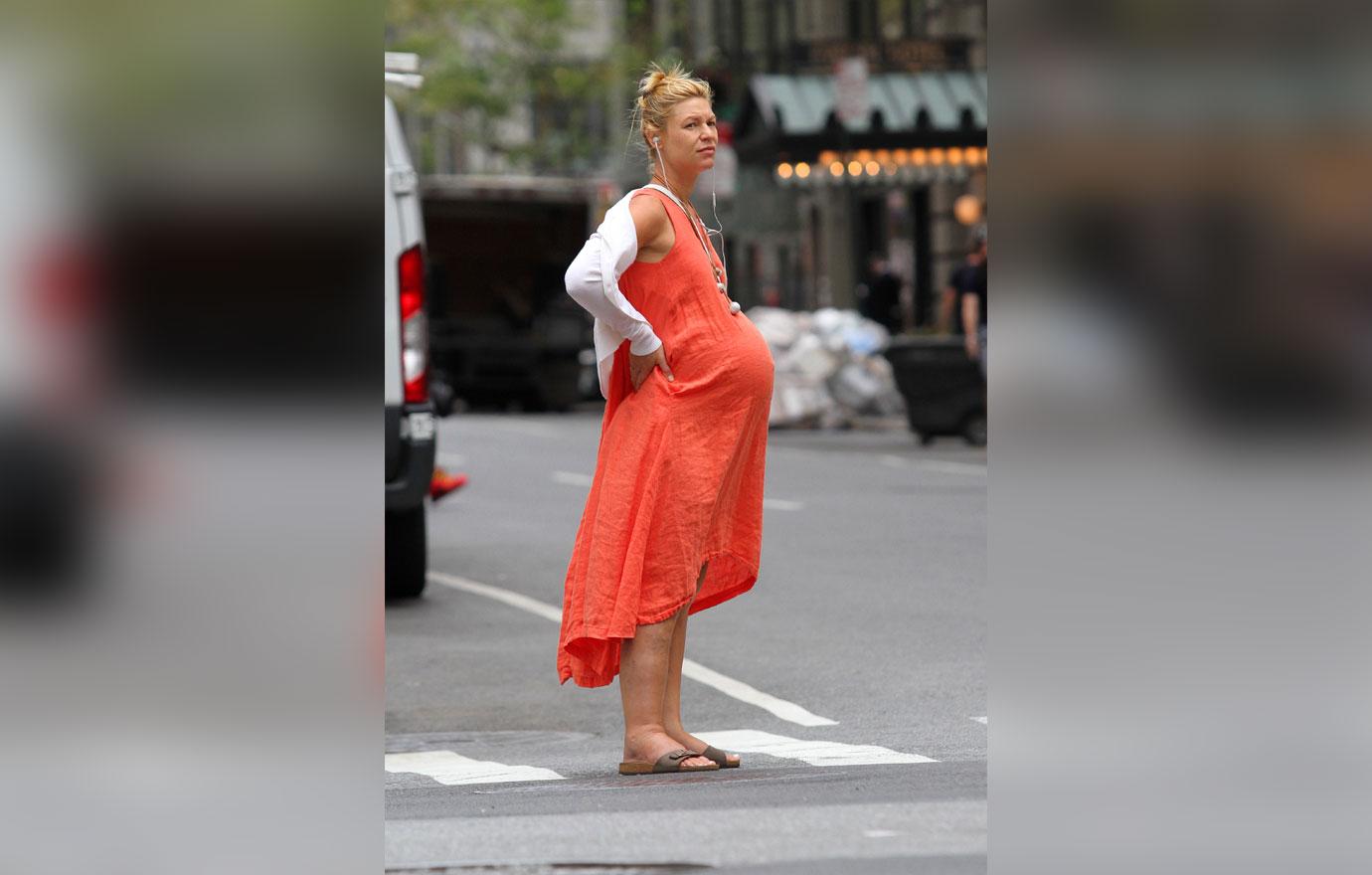 Claire Danes shows major pregnant belly and eats an ice cream in NYC