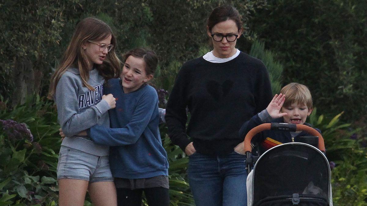 Image of Jennifer Garner alleged that the paparazzi kept hounding her because she was with her children.
