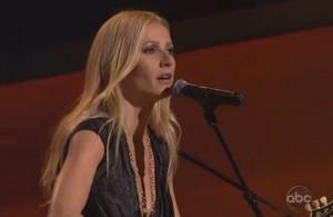 2010__11__Gwyneth_Paltrow_CMA_Nov11news 300×195.jpg