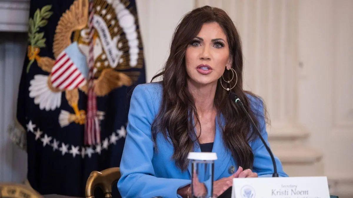 Photo of Donald Trump defended Kristi Noem and said there are 'no' plans to fire her.