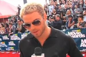 2011__06__Kellan_Lutz_June6newsnea 300×201.jpg
