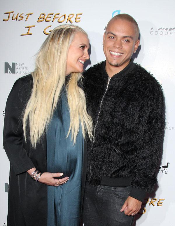 Pregnant ashlee simpson holds baby bump 02