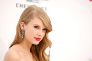 2011__07__Taylor_Swift_July15newsnea 300×199.jpg