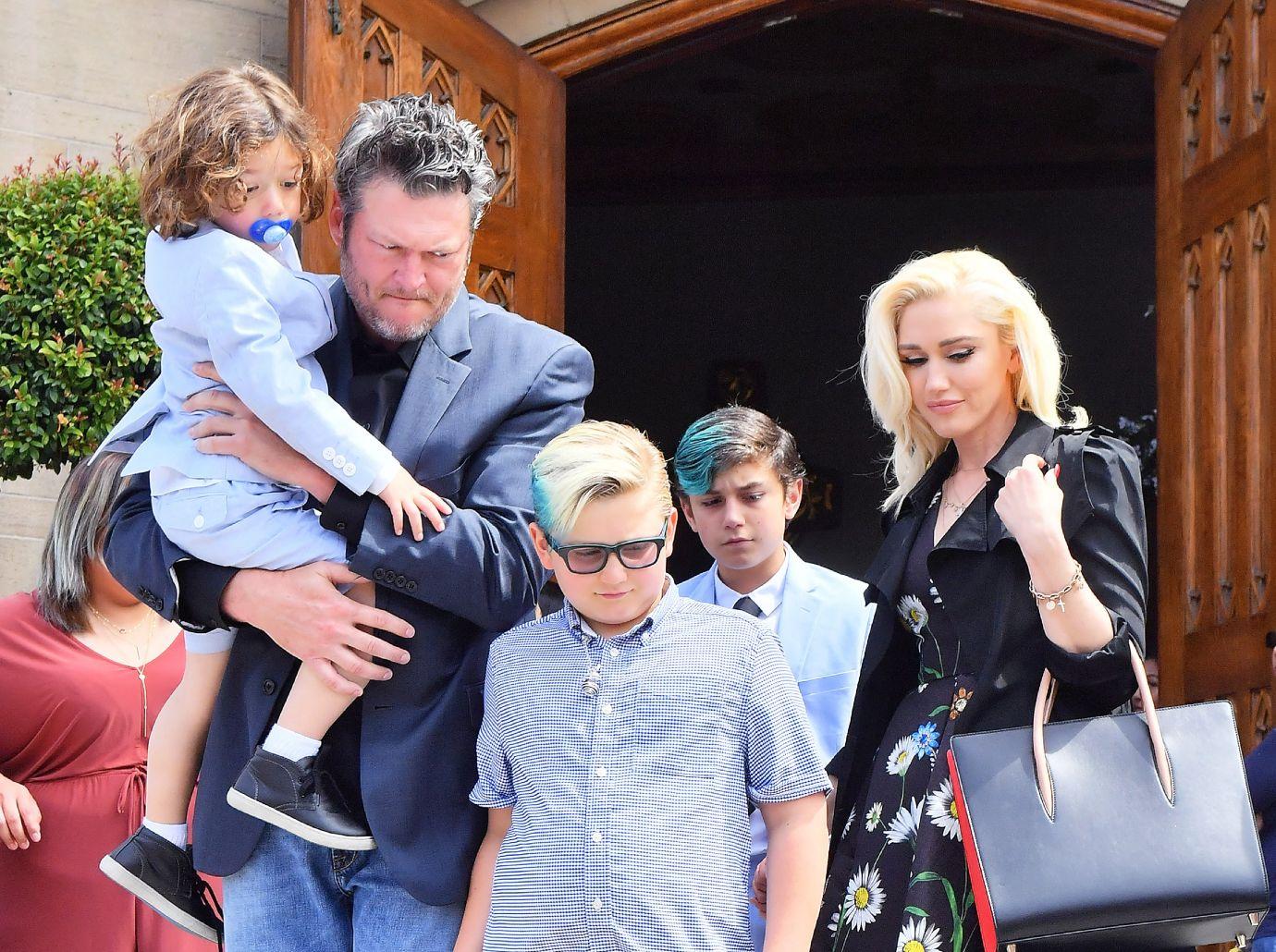 blake shelton close bond gwen stefanis  boys