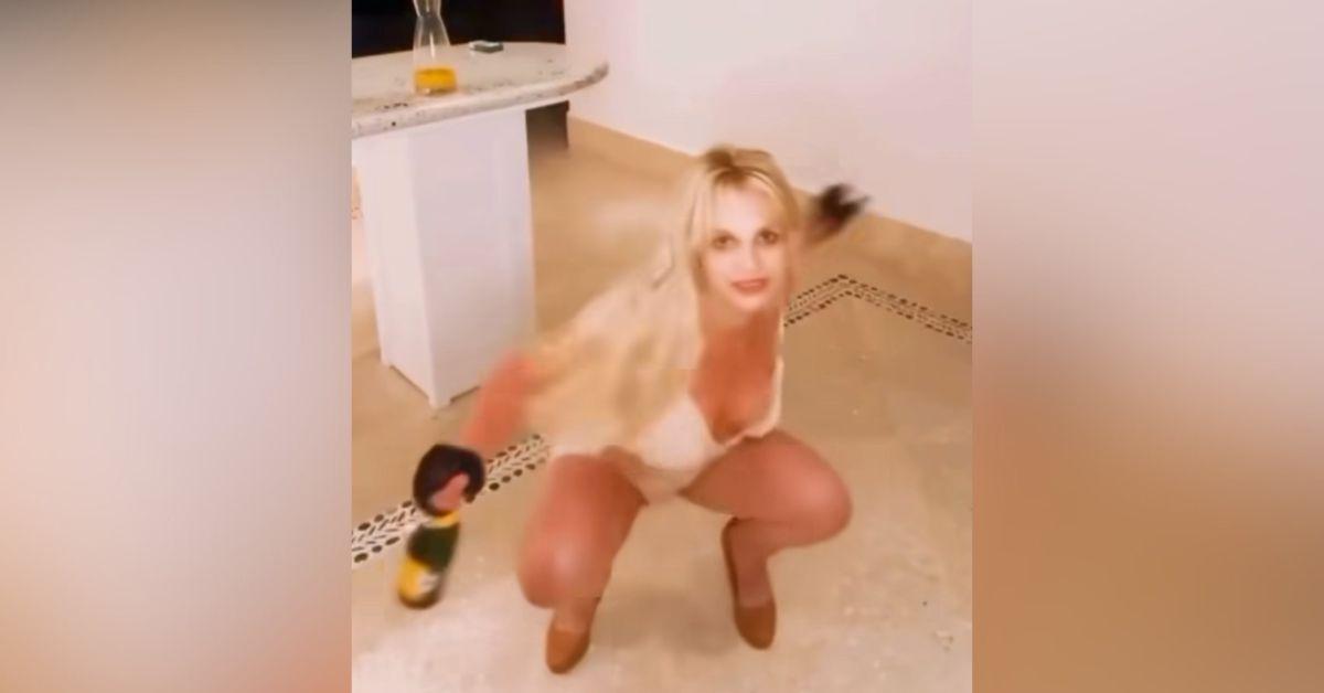 britney spears apologizes flight attendant trouble for smoking cigarette plane