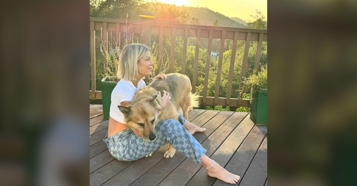 Image of Tori Spelling chopped her hair at home.
