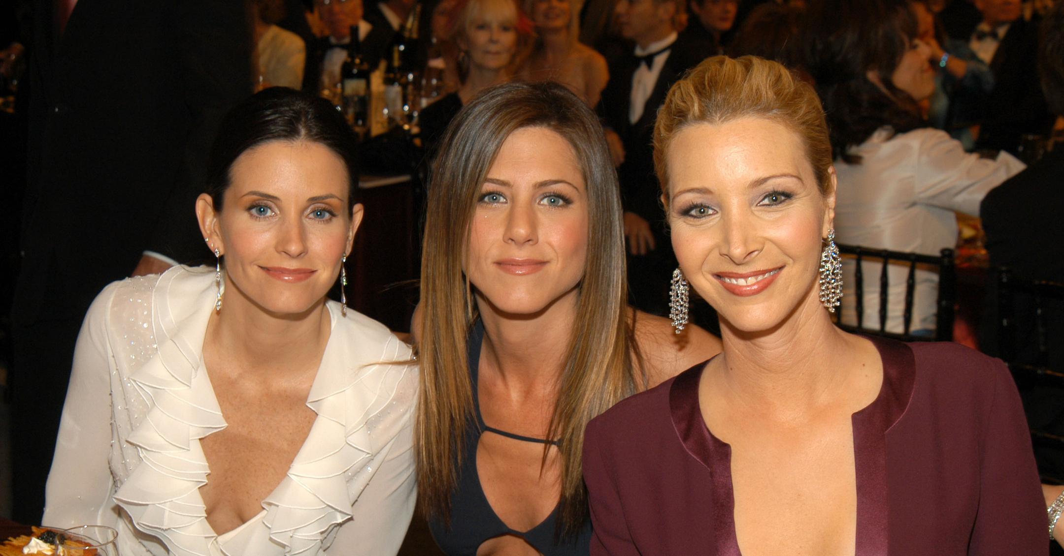 Courteney Cox Reunites With Jennifer Aniston & Lisa Kudrow For Birthday(02)