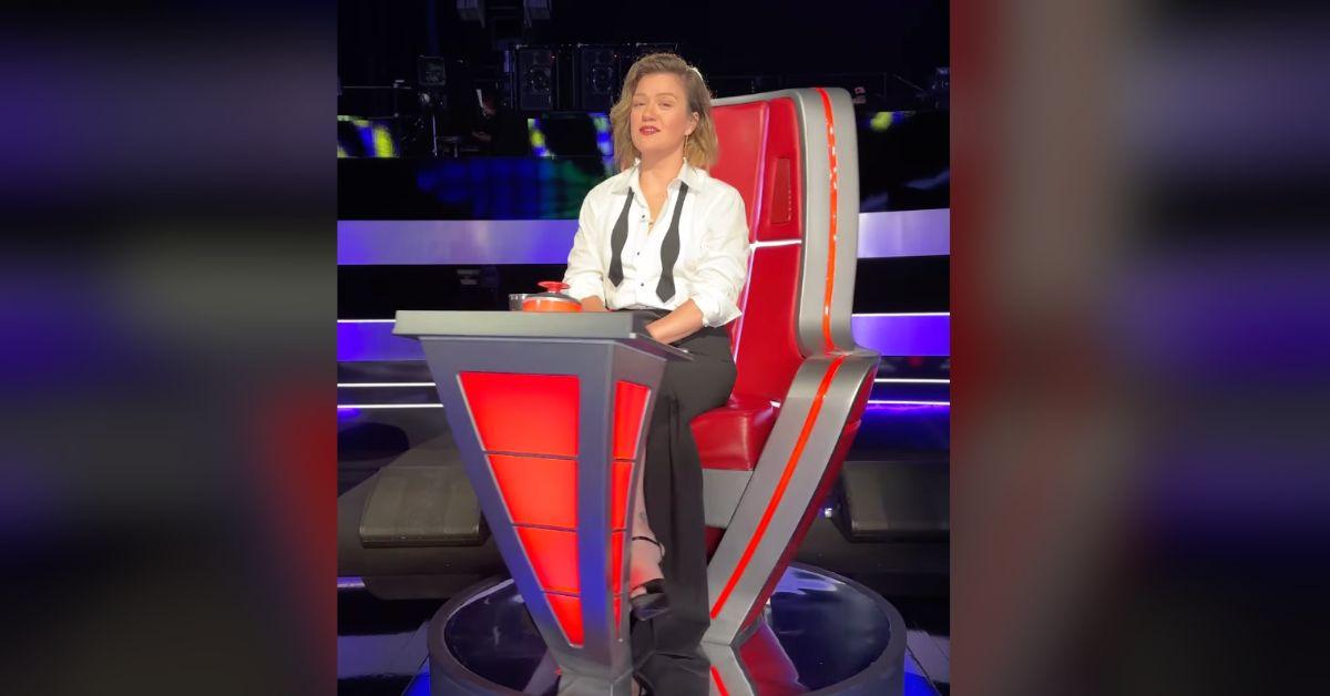 image of Kelly Clarkson flaunted a bob haircut.
