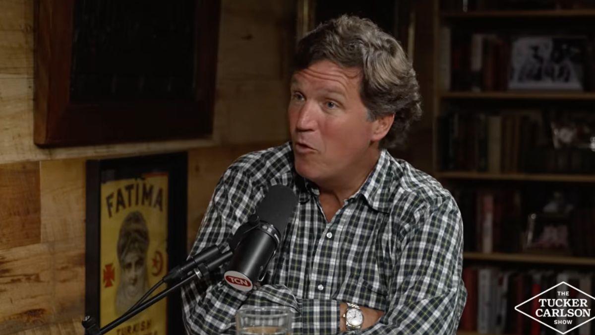 Photo of Tucker Carlson apologized for 'misleading people.'