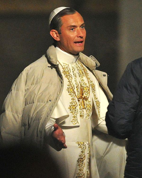 FFN_SGP_YoungPope_Set_011316_51947153