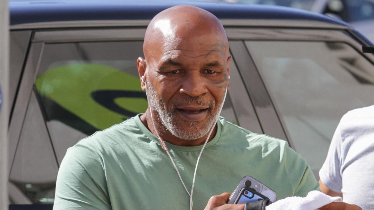 Mike Tyson at Greece airport