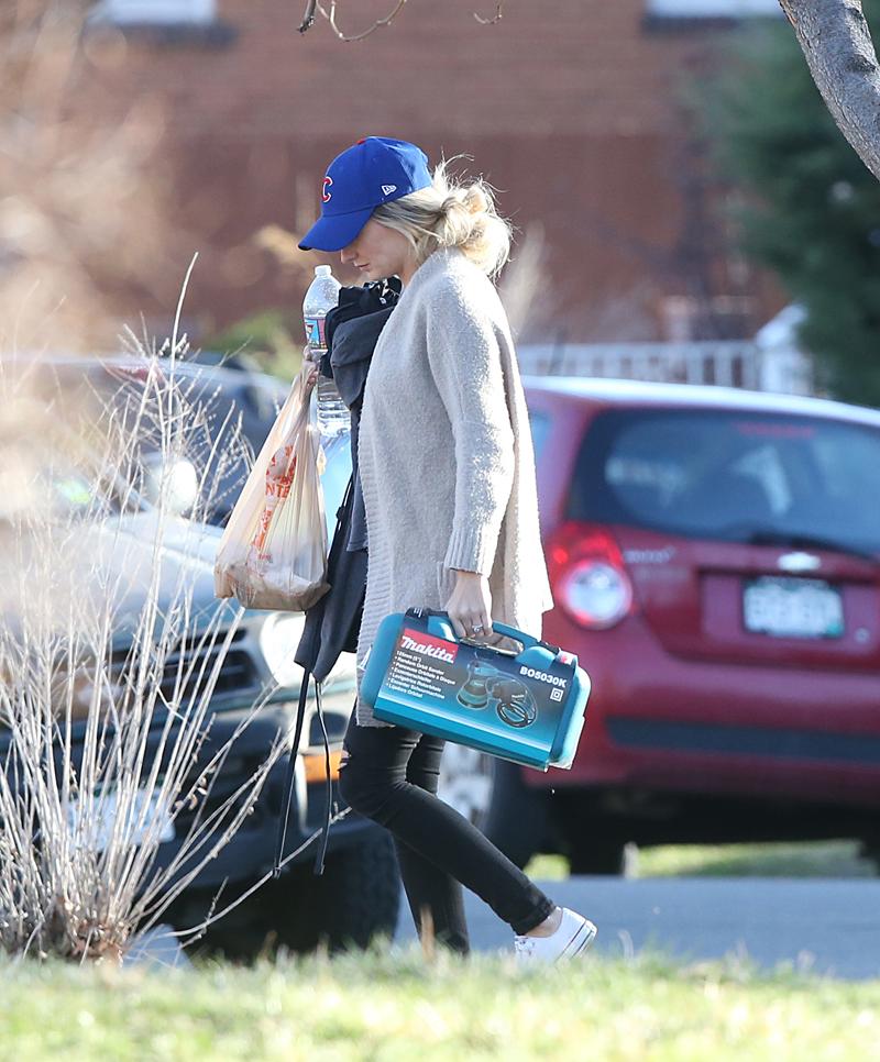 EXCLUSIVE: ***PREMIUM EXCLUSIVE RATES APPLY*** Shirtless Ben Higgins helps Lauren Bushnell carry items into their Denver home following a trip to Home Depot