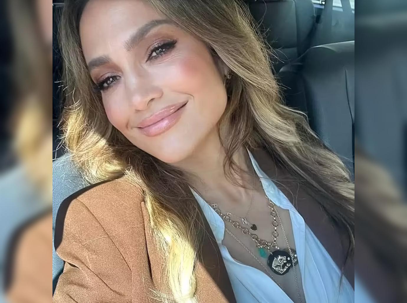 jennifer lopez selfie necklace ben affleck divorce deletes photo