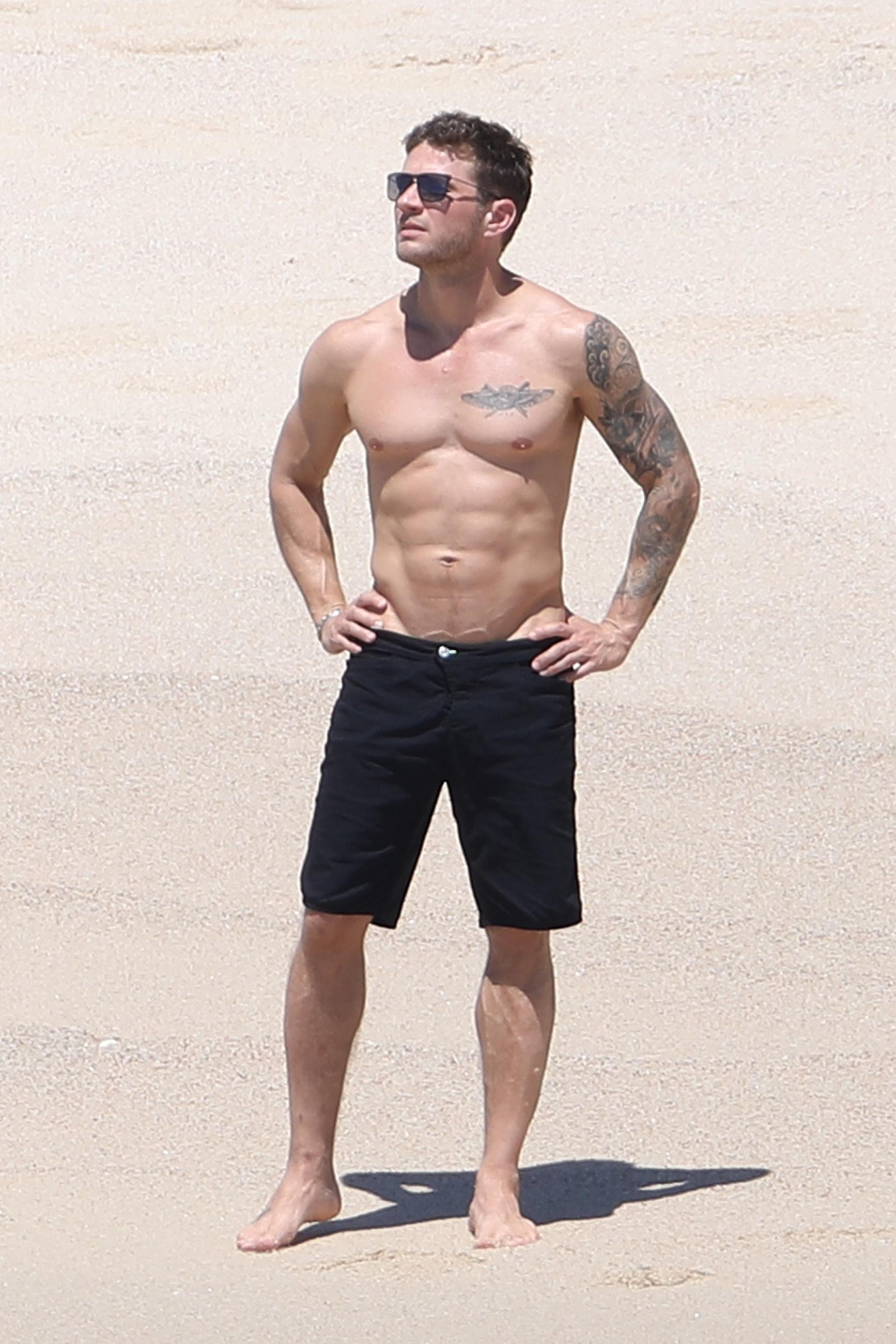 Ryan phillippe abs