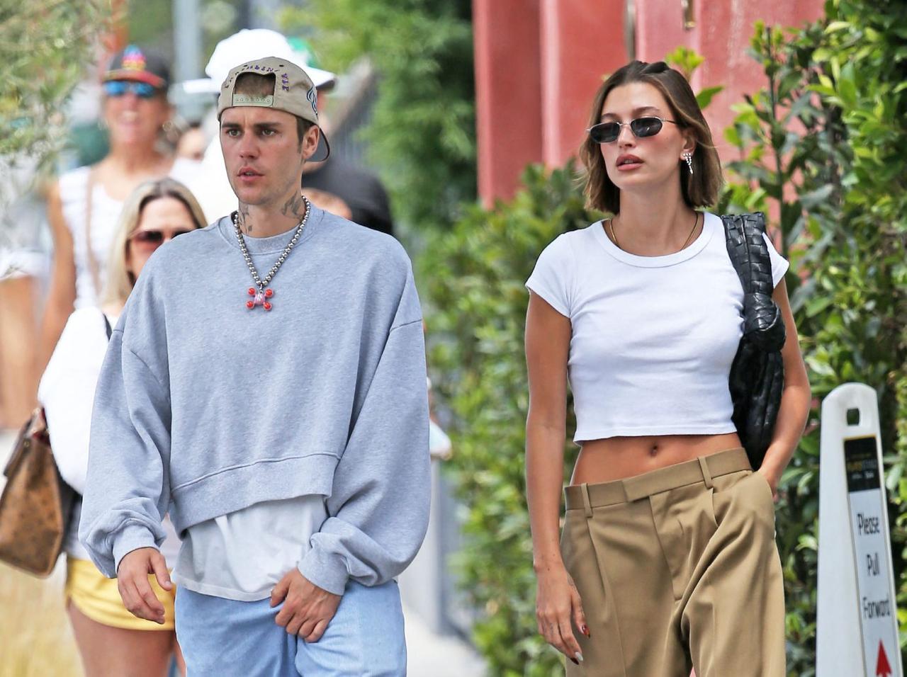 Hailey Bieber&rsquo;s Dad Asks Fans To Pray For Her & Justin Bieber