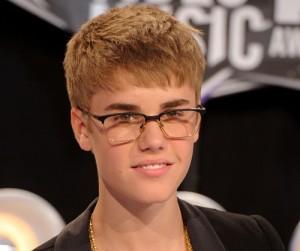 2011__08__Justin Bieber Aug31newsbt 300×294.jpg