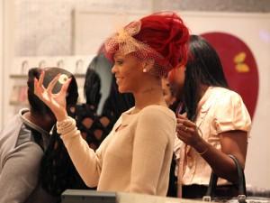 2010__10__016_Rihanna_Oct8 300×225.jpg