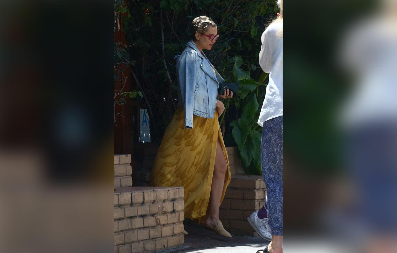 Pregnant kate hudson yellow dress slit 3