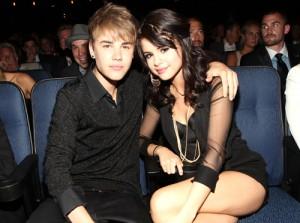 2011__07__Justin_Bieber_Selena_Gomez_July27newsbt 300×223.jpg