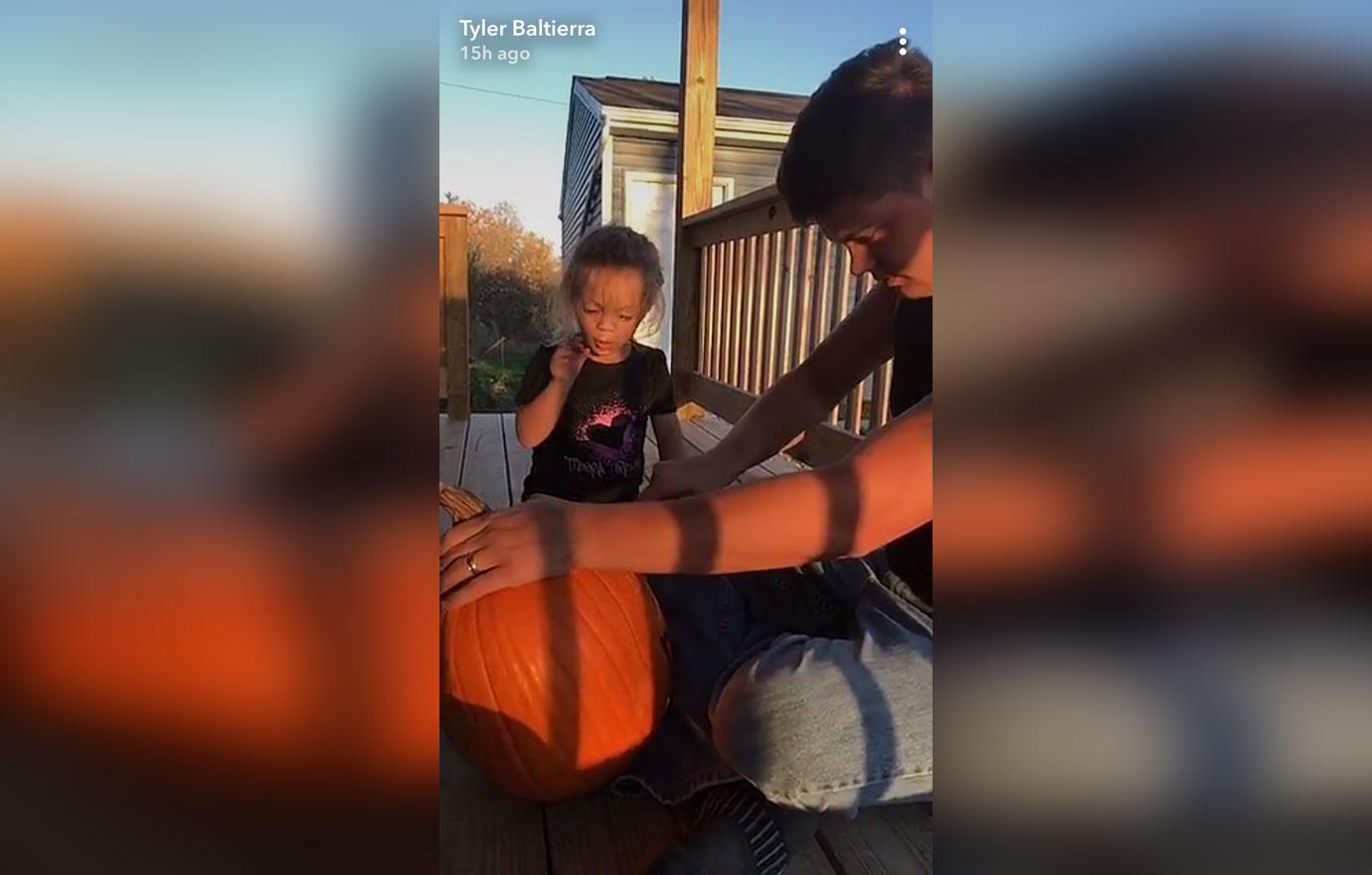 catelynn lowell daughter novalee carves first pumpkin pics 06