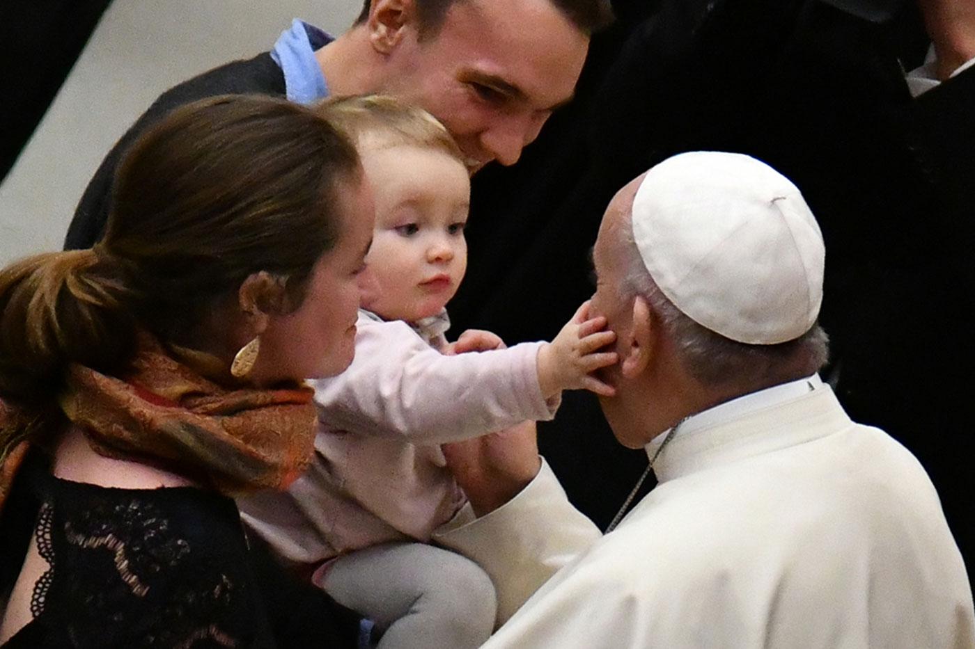 pope francis encourages breastfeeding in church 02