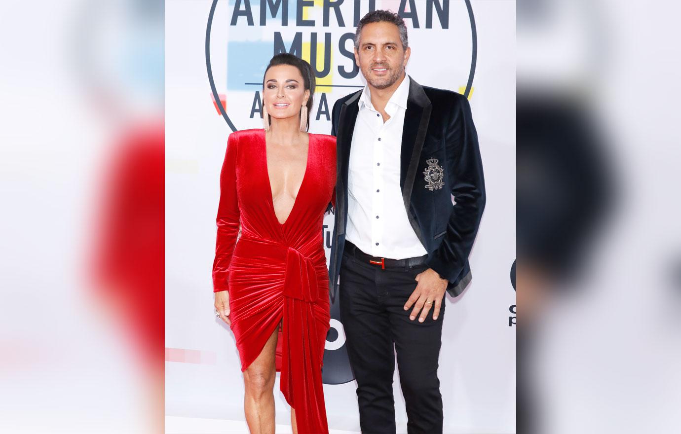 kyle richards husband mauricio umansky apologized to her costar erika jayne after laughing about her legal woes