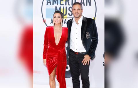 kyle richards husband mauricio umansky apologized to her costar erika jayne after laughing about her legal woes
