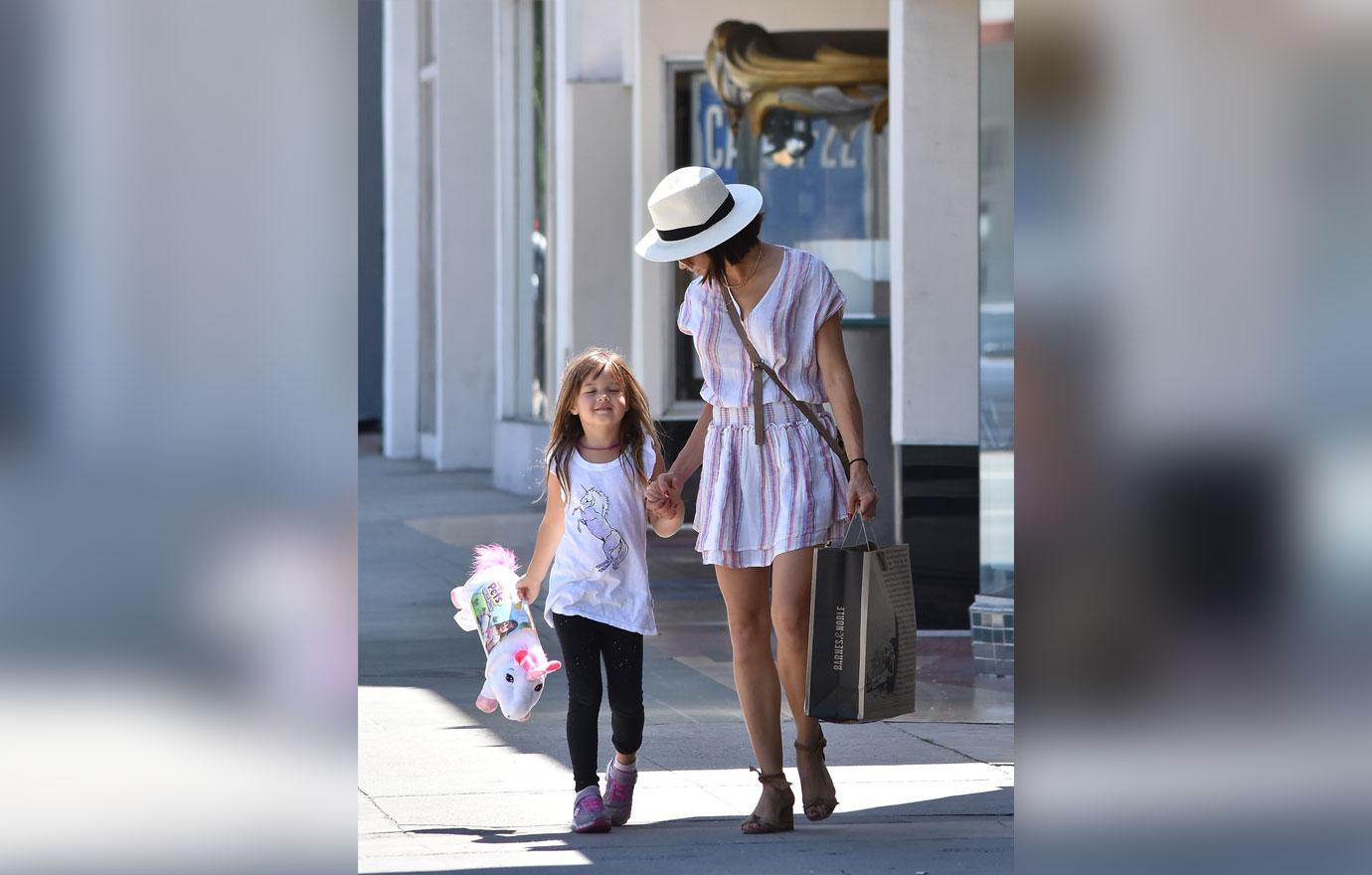 Jenna dewan walking with her daughter