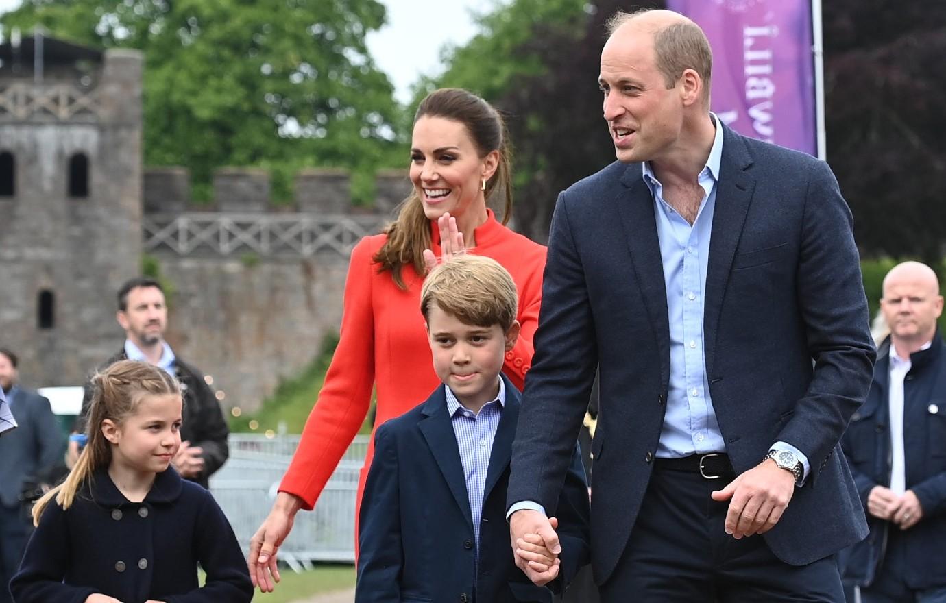 kate middleton stayed windsor children queen ailing health