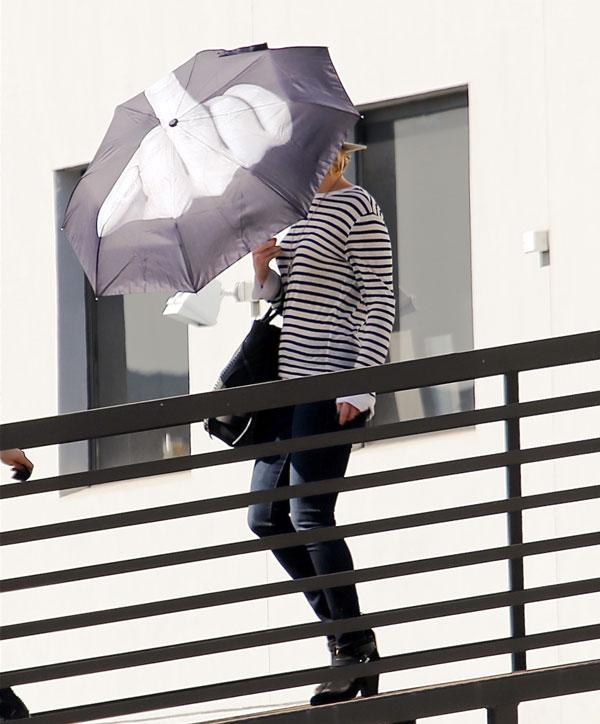 Jennifer lawrence umbrella finger