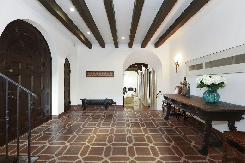 kristen stewart house entrance