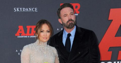ben affleck distracted phone kissing jennifer lopez christmas