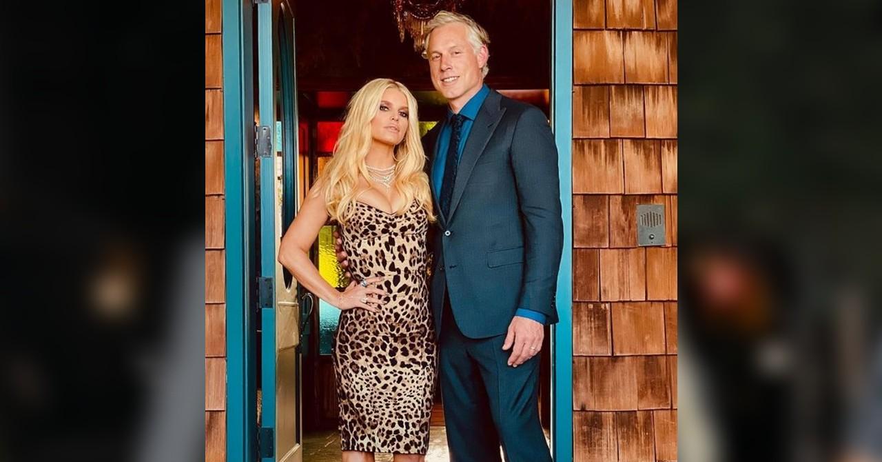 Photo of Jessica Simpson and Eric Johnson. 