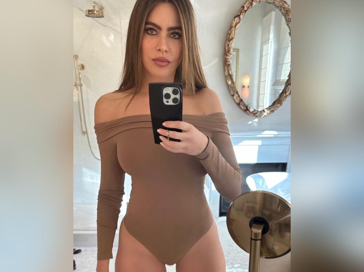 Sofia Vergara's Skinny Jeans & Bodysuit From Walmart Offset Her
