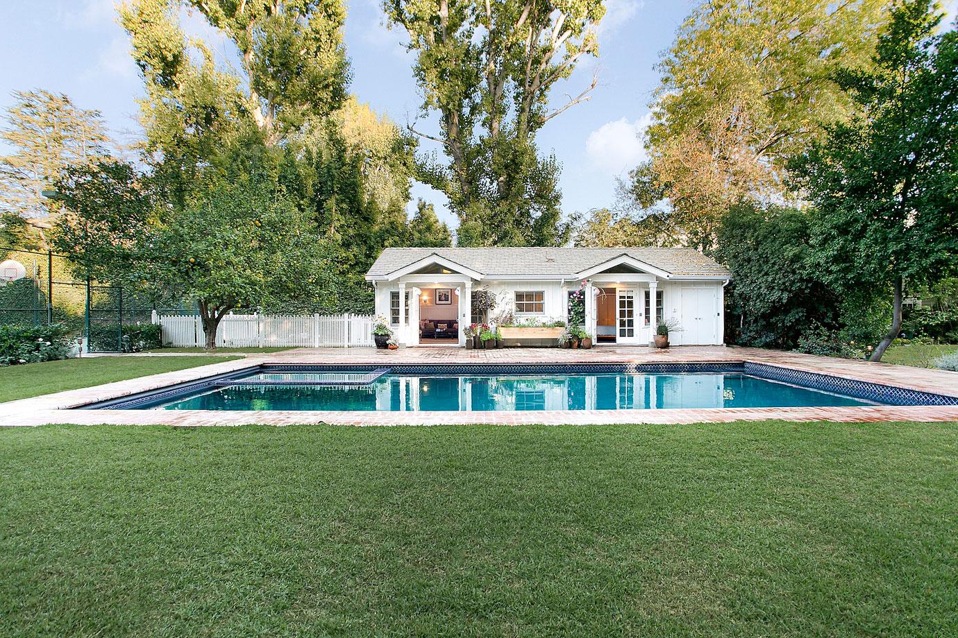 kelly clarkson buys toluca lake home