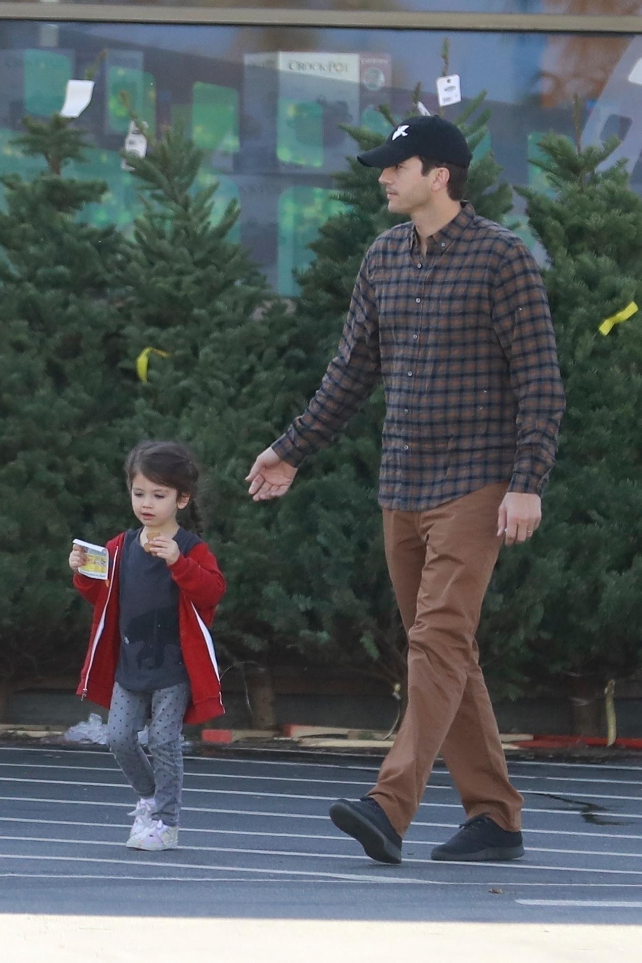 *EXCLUSIVE* Ashton Kutcher takes Wyatt to get a cookie