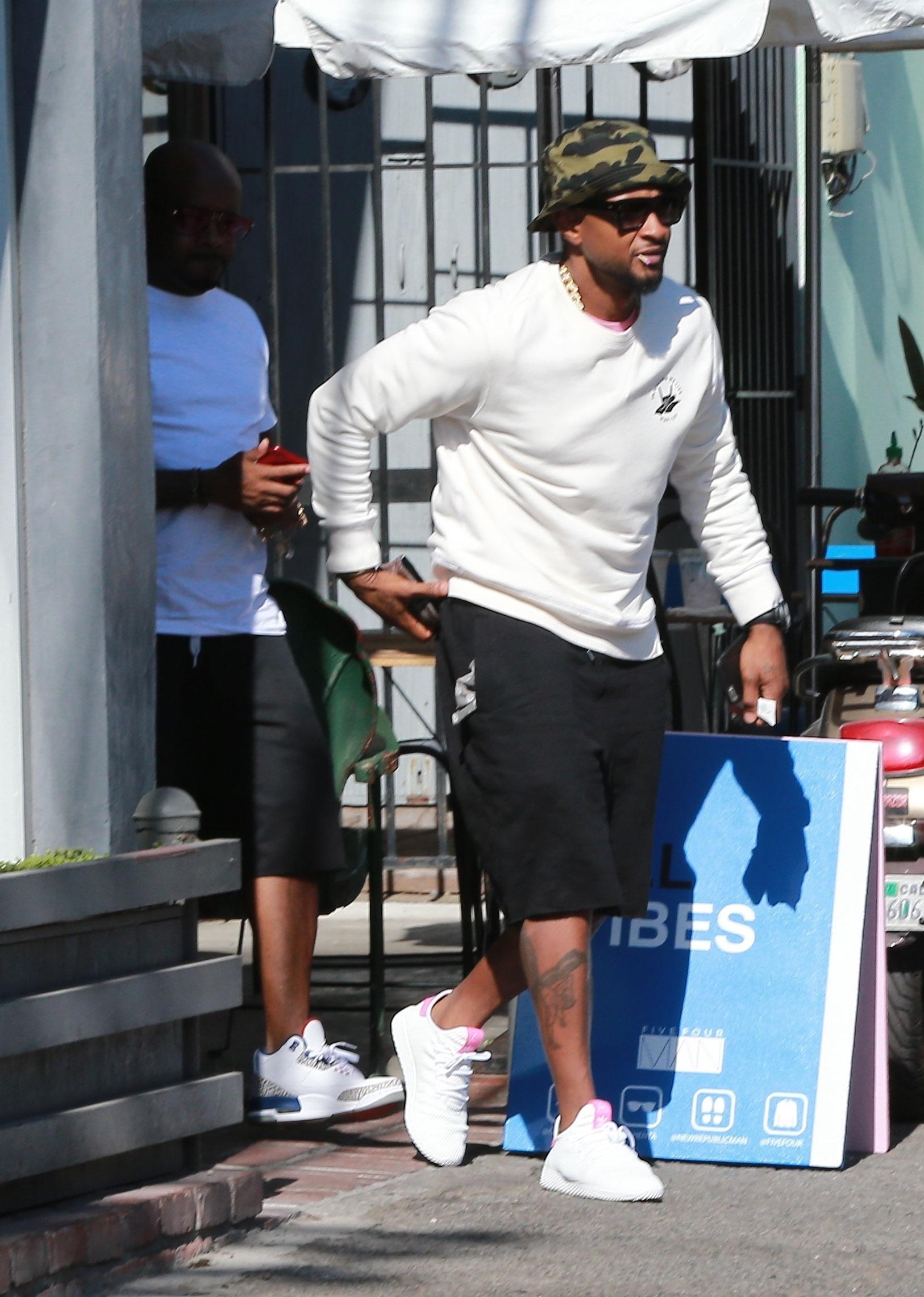 Usher and Jermaine Dupri take a coffee break while working on a new album together