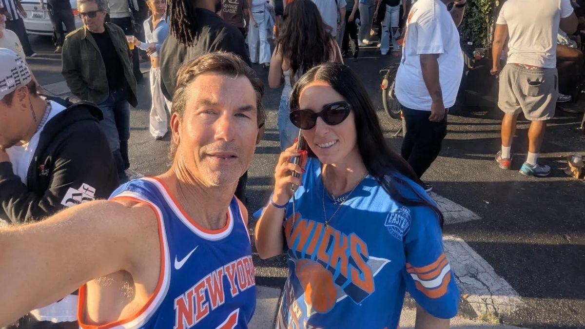 Photo of Jerry O'Connell sported his New York Knicks from a Southern California bar.