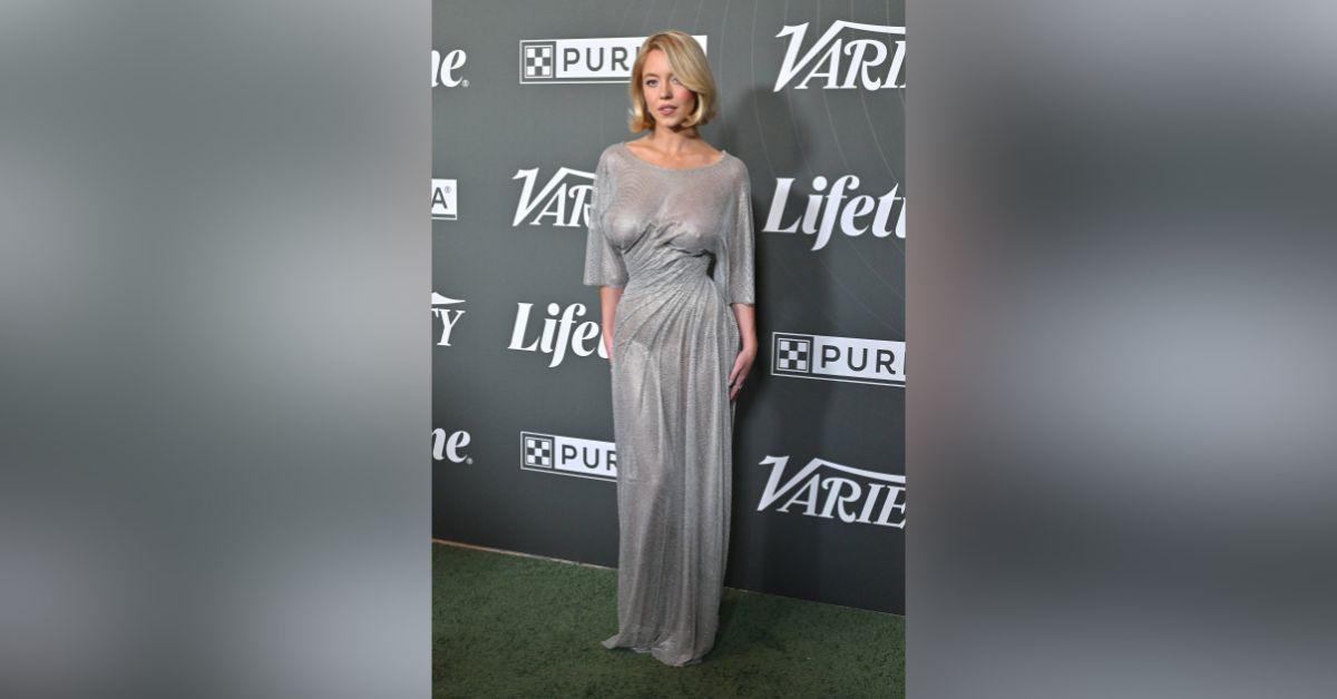 Image of Sydney Sweeney exposed her chest on the green carpet.