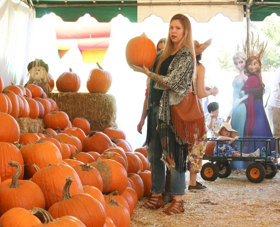 Kailyn Lowry Visits Pumpkin Patch Without Her Wedding Ring During Solo