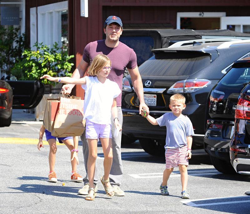 ben affleck shopping spree kids pics